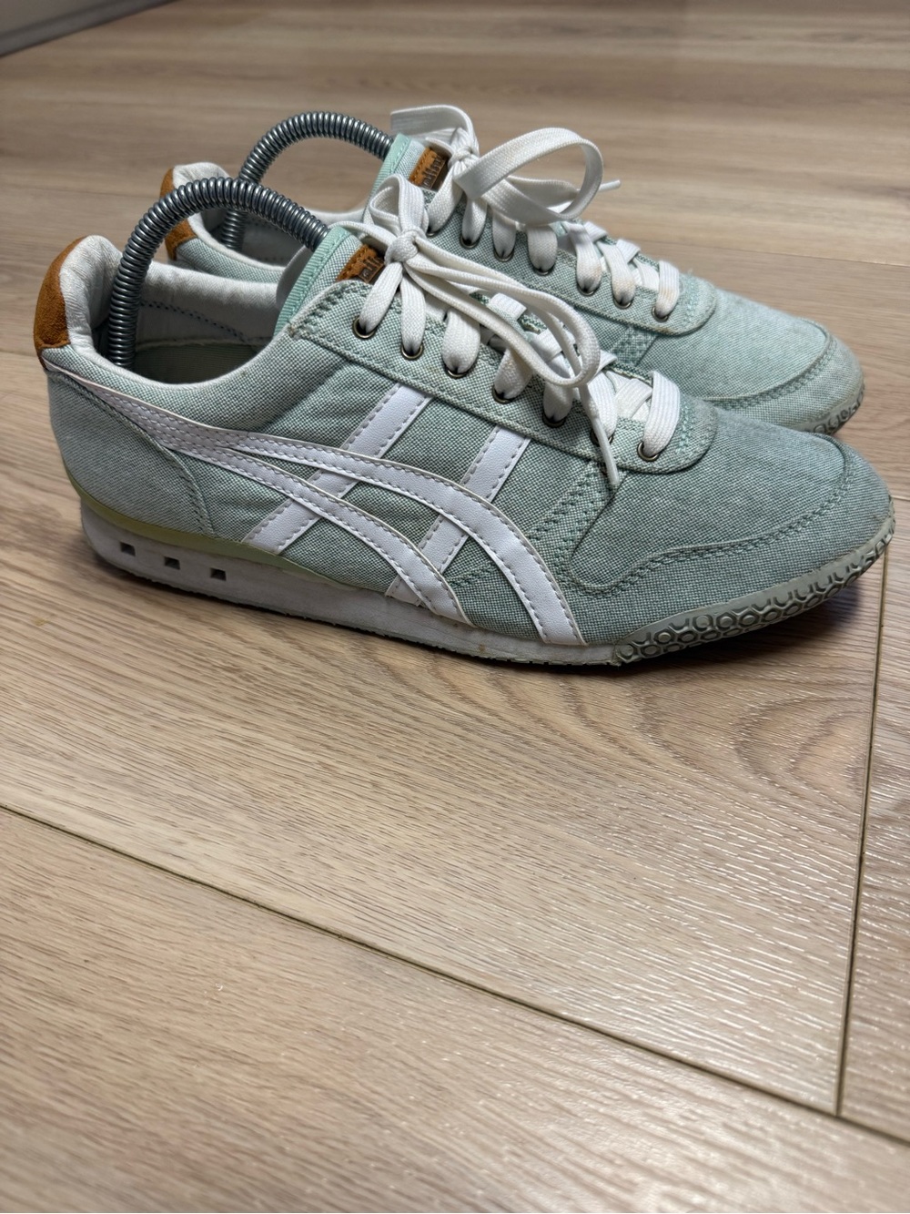 Onitsuka Tiger Ultimate 81 retro running sneaker sage green canvas Women’s 10